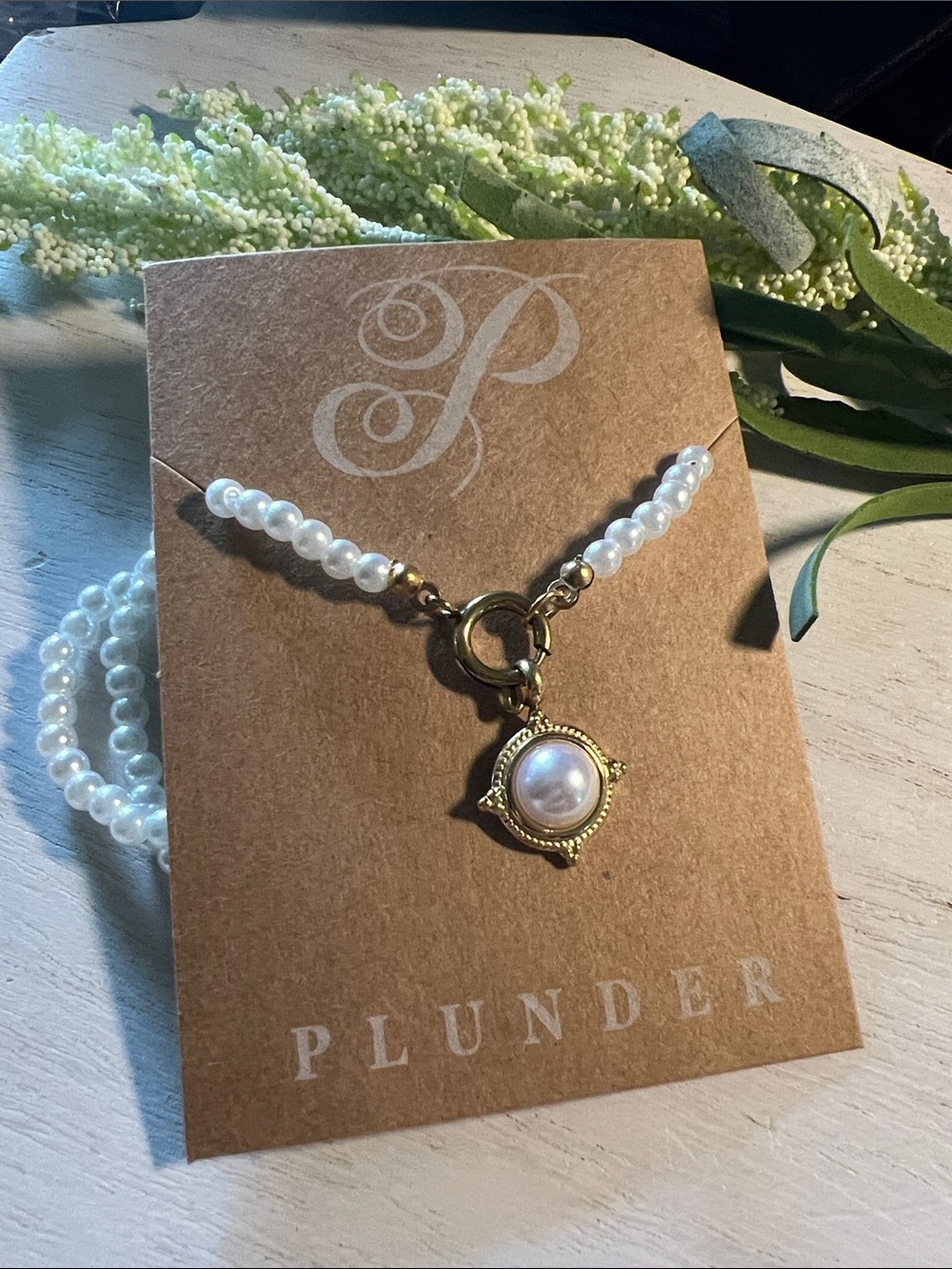 Plunder gold tone necklace pearls
